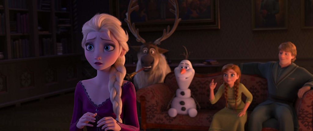 Em primeiro plano, Elsa, com um vestido vermelho vinho, está com um olhar apreensivo. Ao fundo, Sven (sentado no chão), Olaf, Anna e Kristoff (sentados no sofá) olham para ela com expectativa divertida