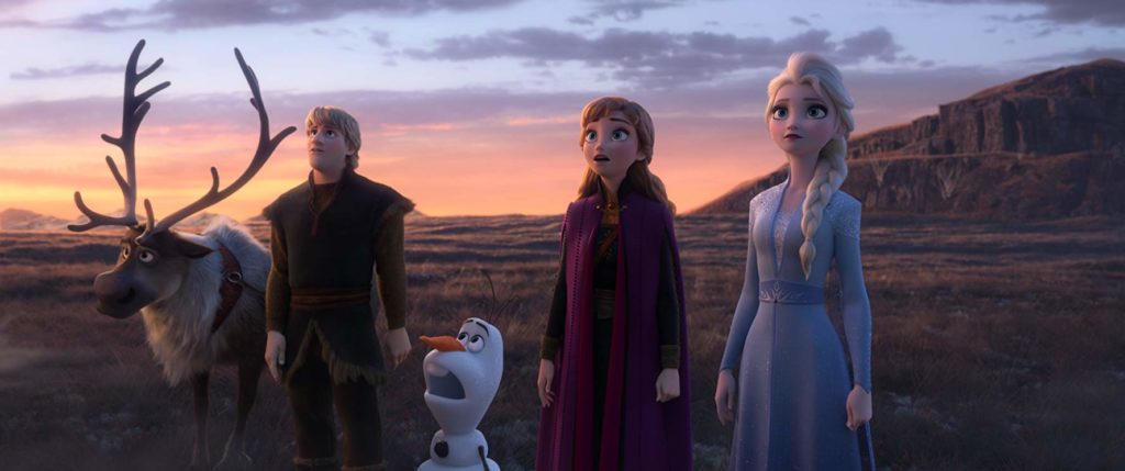Alinhados, Sven, Kristoff, Olaf, Anna e Elsa olham para ago. Ao fundo, uma paisagem rochosa, com um morro ao fundo, e o céu do entardecer.