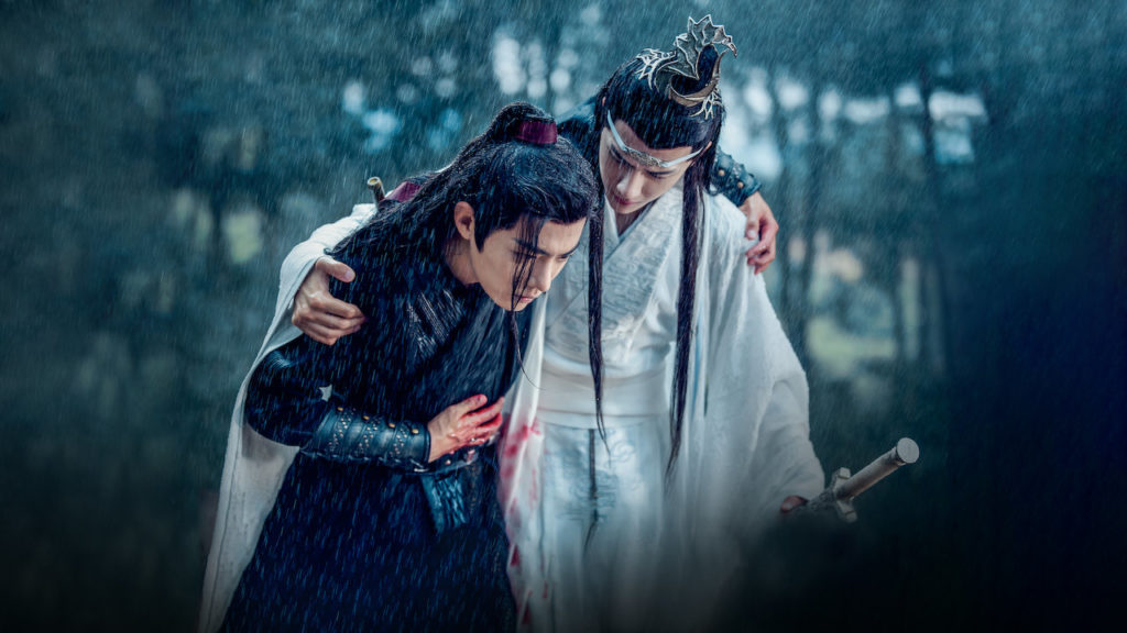 Lan Zhan carrega Wei Wuxian que está ferido, na chuva. The Untamed, Maratona de Sofá.
