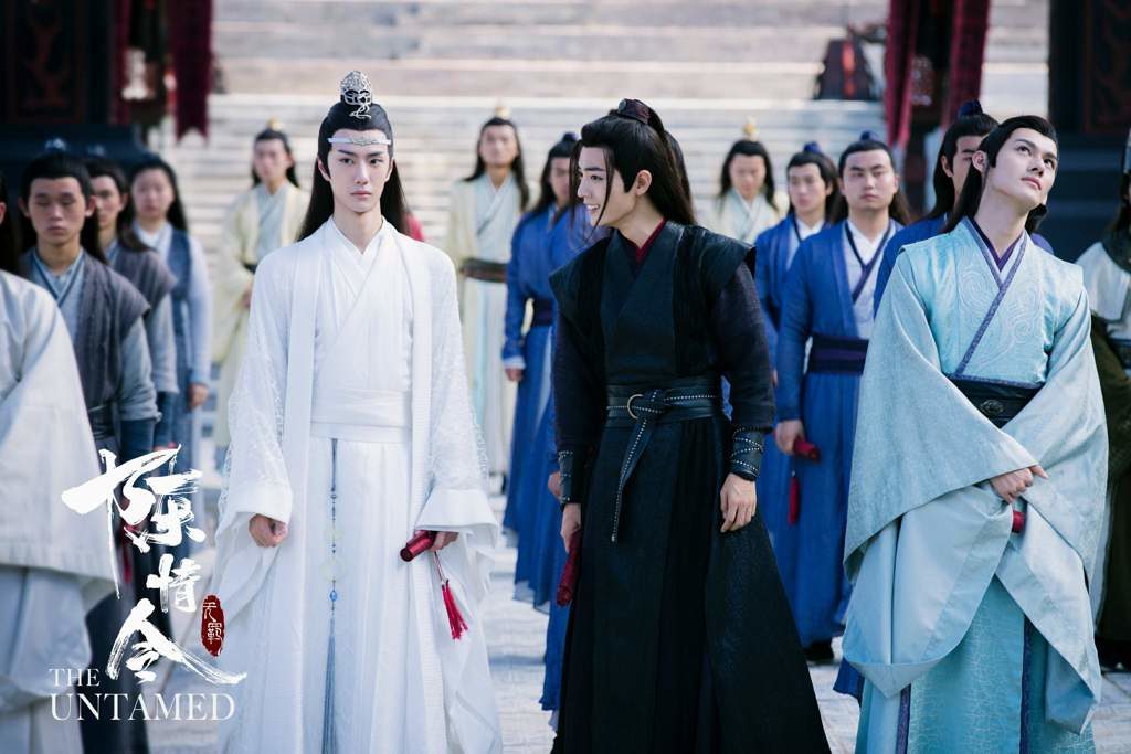 Wei Wuxian perturba o juizo de Lan Zhan enquanto Jian Cheng olha para cima distraído. The Untamed, Maratona de Sofá.