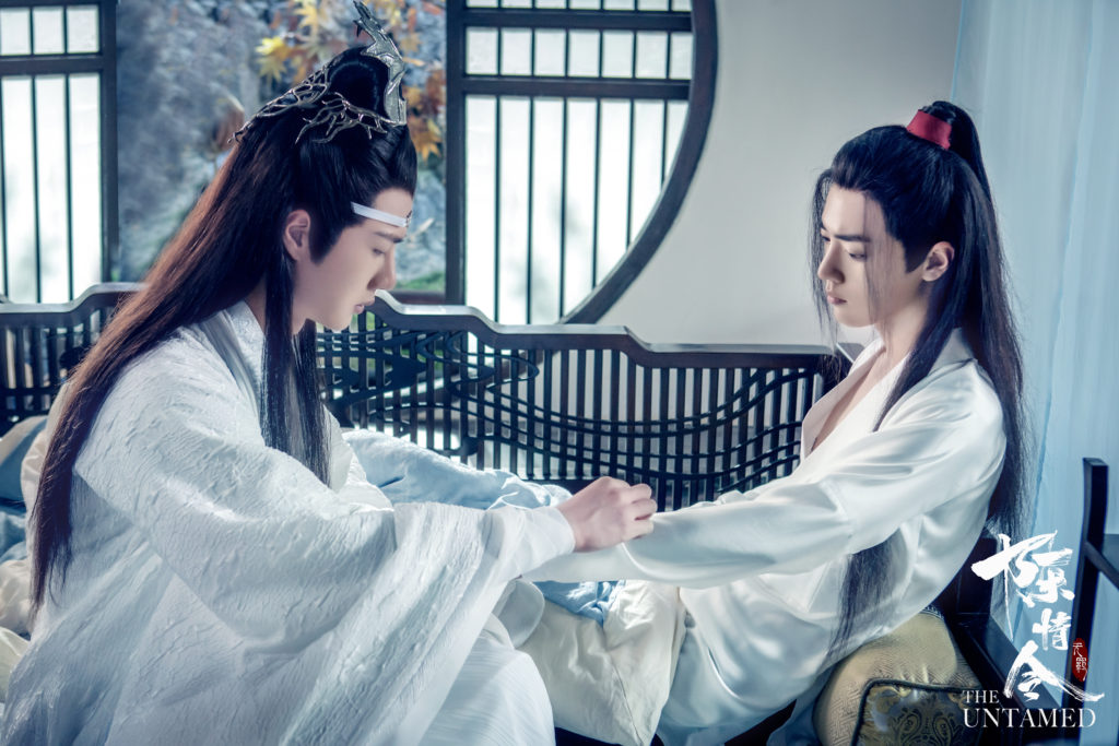 Lan Zhan cuida dos ferimentos de Wei Wuxian. The Untamed, Maratona de Sofá.
