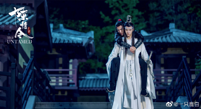 Lan Zhan carrega seu amado Wei 
Wuxian nas costas. The Untamed, Maratona de Sofá.