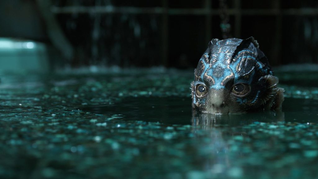 a criatura emergindo da sua piscina no laboratorio secreto do governo