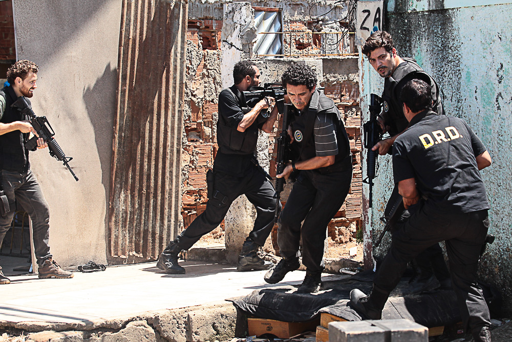 policiais da D.R.D. estão armados, invadindo um morro.