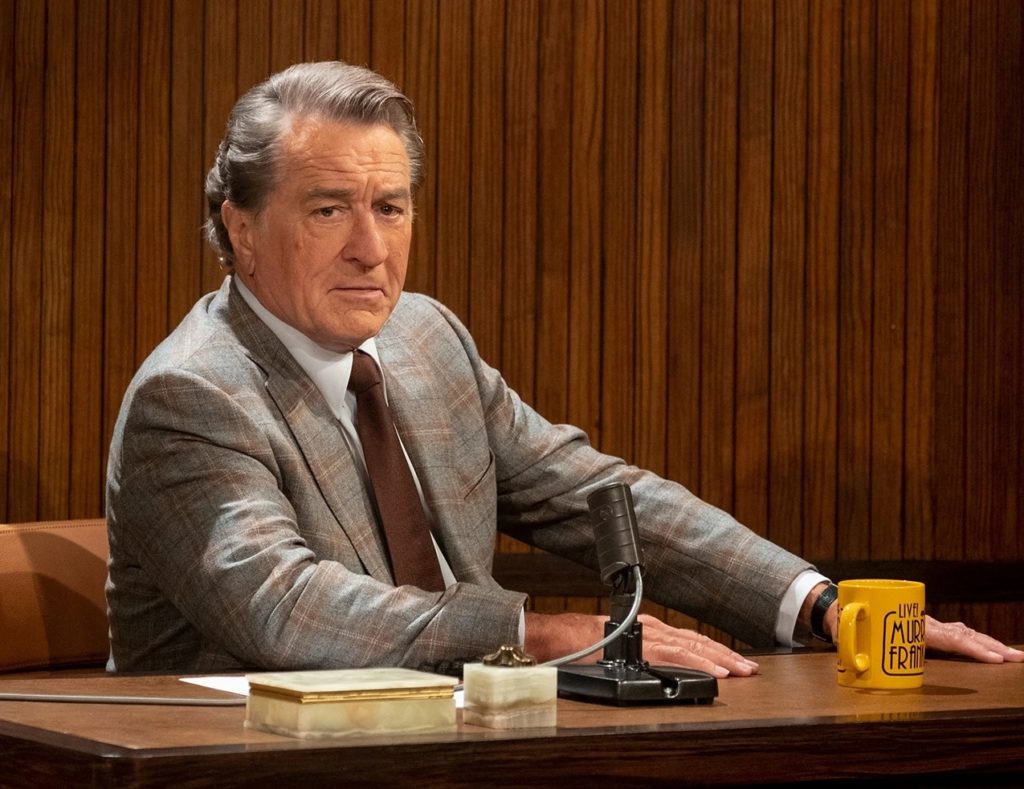 Murray sentado dentro do estúdio de gravação do seu show de tv