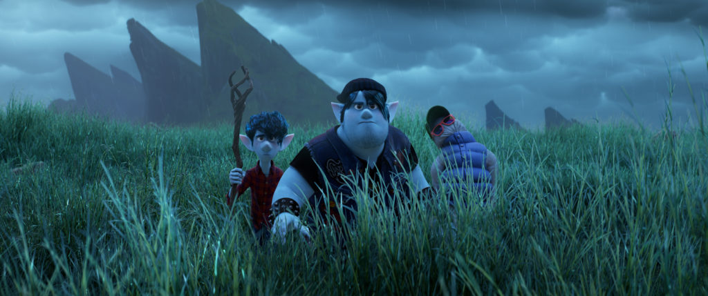 Barley está andando na frente, seguido por Ian e a figura encapuzada. Eles estão numa planice com grama alta, ao fundo podemos ver diversas montanhas, e o ambiente está chovendo.