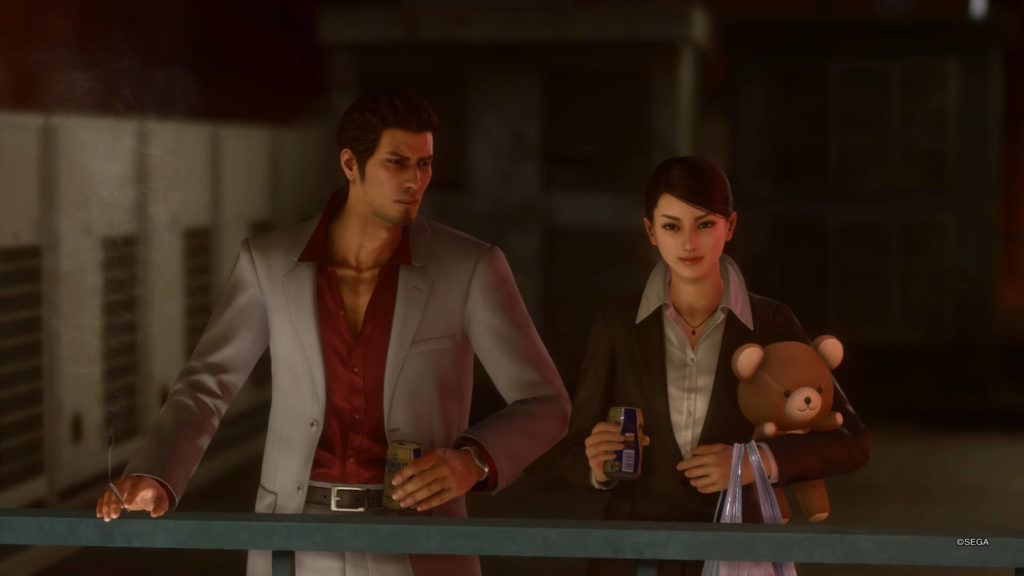 Kaoru e Kiryu bebendo cerveja num terraço em Yakuza Kiwami 2