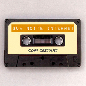 logo do podcast "Boa Noite Internet". é uma fita K7, e no adesivo, na parte de cima, está escrito (em fonte de máquina) BOA NOITE INTERNET, e abaixo dos rolamentos (em letra preta de caneta) COM CRIS DIAS