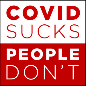 logo do podcast. um quadrado, a parte de cima branca, a parte de cima vermelha. Na parte de cima estava escrito COVID SUCKS em vermelho. Abaixo, PEOPLE DON'T, em branco