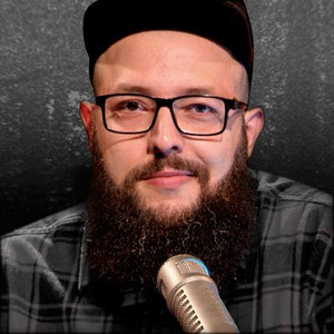 A marca do podcast é basicamente a foto do Cauê Moura, usando boné, óculos e camisa quadriculada cinza e grafiti, de frente para um microfone.