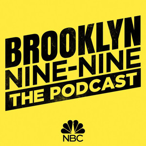 logo de "Brooklyn Nine-Nine The Podcast". Basicamente, o titulo do programa escrito em fonte preta, num fundo amarelo. Abaixo, o logo da NBC, preto.
