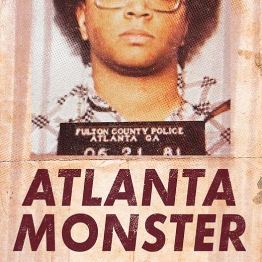 Logo do podcast Atlanta Monster. Na parte de cima, a foto (que não exibe os olhos e a parte superior da cabeça) da foto da prisão de Wayne Williams. Abaixo, o título ATLANTA MONSTER