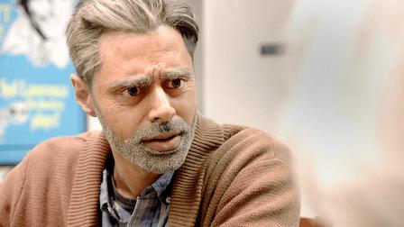 Hasan, usando uma maquiagem que lhe deixa com aparência de idoso.