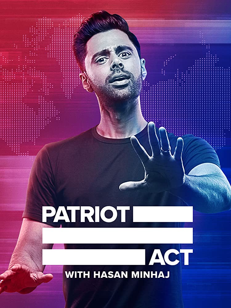 Poster oficial de Patriot Act. Mostra o Hasanda cintura para cima, com a cara mostrando uma confusão que tende ao riso. Seus braços estão rijos, em posição como quem diz "espere!" (palmas abertas, mostradas para frente e para baixo). Ao fundo, um mapa estilizado montado por pontos, e toda a imagem tende do rosa escuro ao azul.