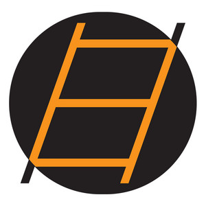 Logo do podcast Chutando a Escada. É um círculo preto, onde se vê uma escada amarela.