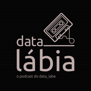 logo do podcast Data Lábia. É um quadrado preto, onde está escrito "data_" na parte de cima, e "lábia", maior, logo abaixo. abaixo disso, "o podcast do data_labe". Do lado de "data_", uma fita K7, com a fita levemente solta.