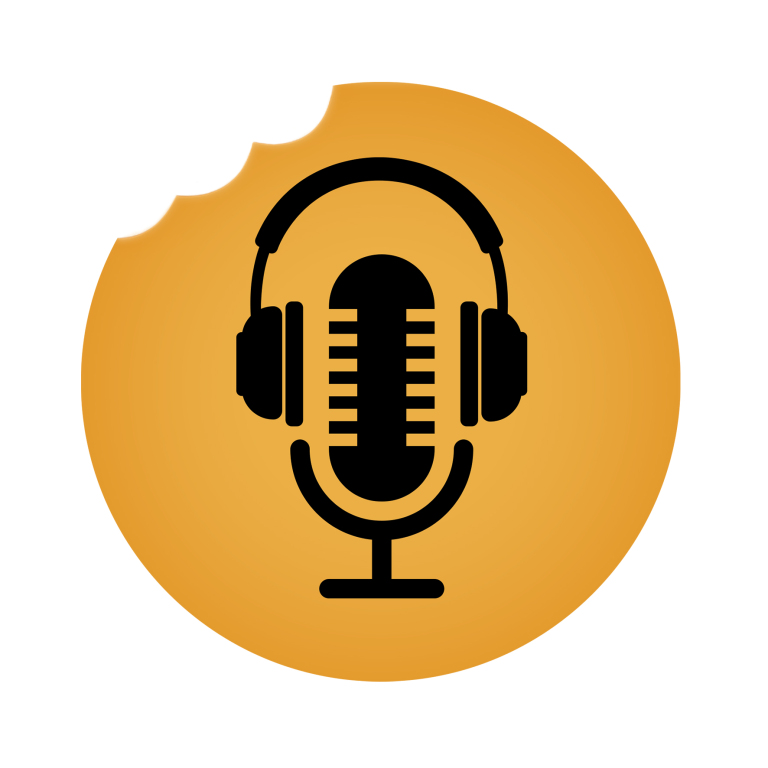 a logo do Chá é um círculo amarelo, com marca de mordida no topo superior esquerdo. No centro, um microfone, com headset , pretos.