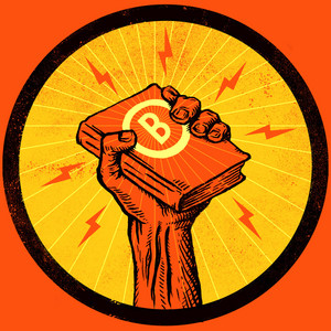 logo do podcast Benzina. Dentro de um circulo, uma mão está esticada para cima, segurando um livro onde está escrito a letra B. Letra essa também dentro de um círculo. A área exterior ao círculo, a mão e o livro são laranjas. A área dentro do círculo, e a letra B são amarelos