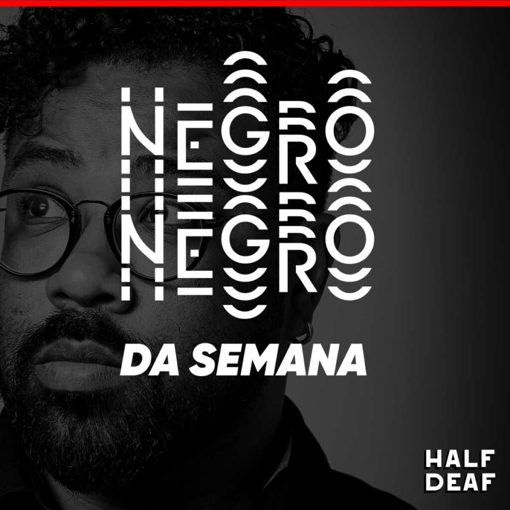 ao fundo, uma foto do Alê Garcia. Em primeiro plano, está escrito NEGRO, cujas letras são repetidas num padrão que lembra a arte tribal, e abaixo "da semana", numa fonte san-serif.  na base, direita, está a logo da HalfDeaf