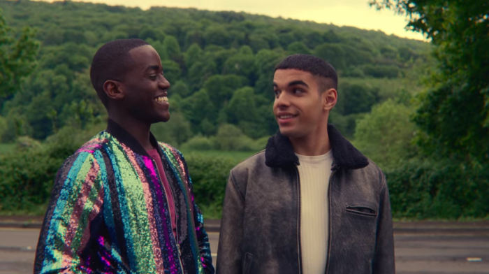 Personagens da série Sex Education, Eric e Nahim, se entreolhando. in Representatividade LGBTQ+