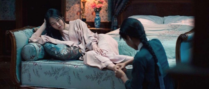 Sook-Hee, criada de Lady Hideko, lhe corta as unhas, no filme A Criada.