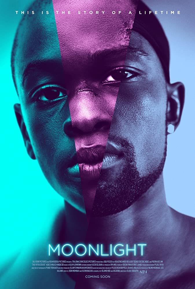Poster oficial de Moonlight. É o rosto de uma pessoa ,composto por 3 rostos. Na esquerda, o rosto de Little, ao centro, o de Chiron, e na direita, o rosto de Black. As linhas divisórias formam um ângulo agudo na parte inferior da imagem, e cada parte é coberta por uma cor: turquesa, lilas e anil (nessa ordem) . No topo, podemos ler "This is the story of a lifetime" (essa é a história de uma vida) e, abaixo, o título Moonlight, sobre os créditos