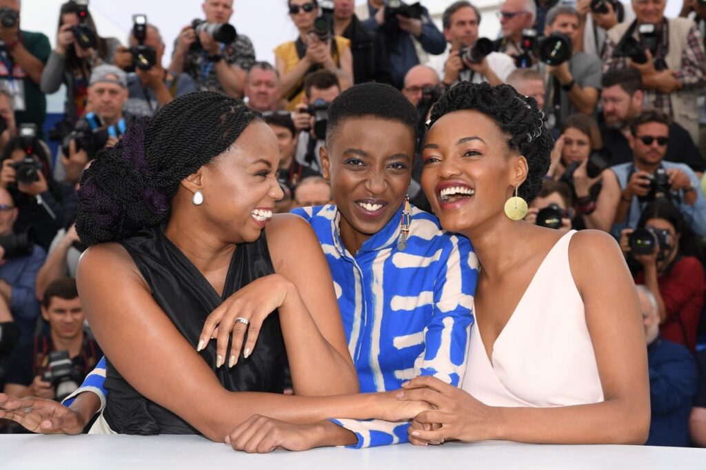 Wanuri, Samantha e Sheila abraçadas tirando fotos no tapete vermelho de Cannes.