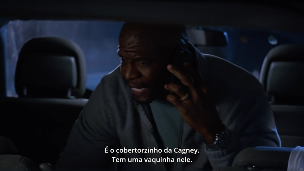 Dentro de um carro, Terry fala ao celular enquanto procura por Moo Moo no banco de trás. Na legenda se lê "É o cobertorzinho da Cagney. Tem uma vaquinha nele."