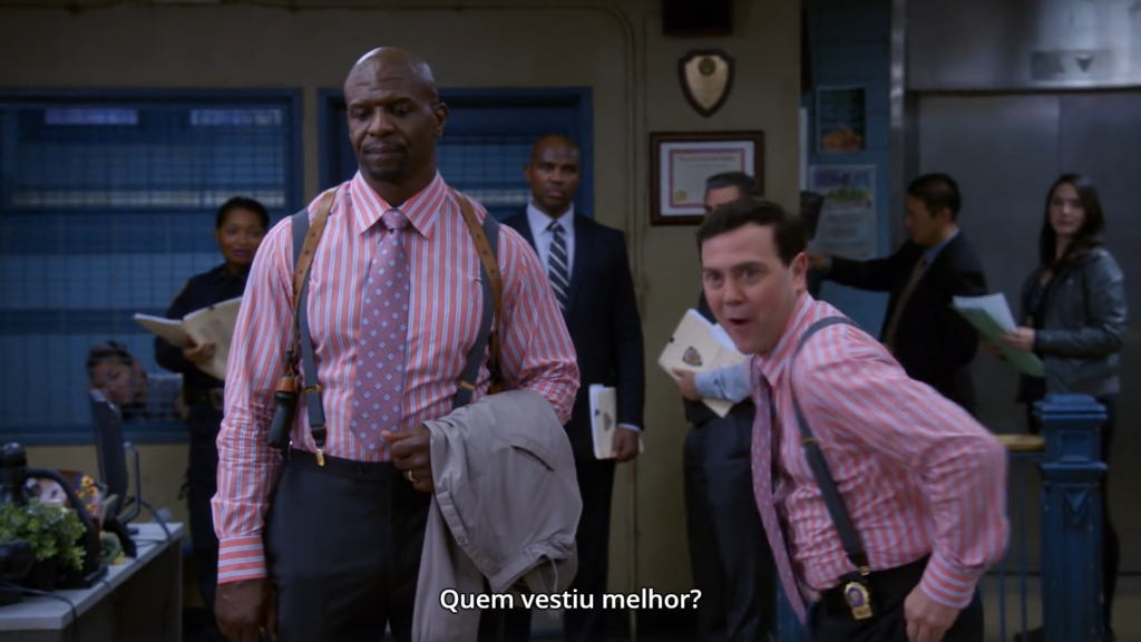 Detro da delegacia, Terry está com a cara cansada / entediada, e Boyle parece muito animado ao seu lado. Ambos estão usando a mesma roupa: camisa listrada branca e rosa, gravata lilás com bolinhas brancas, e suspensórios azuis.