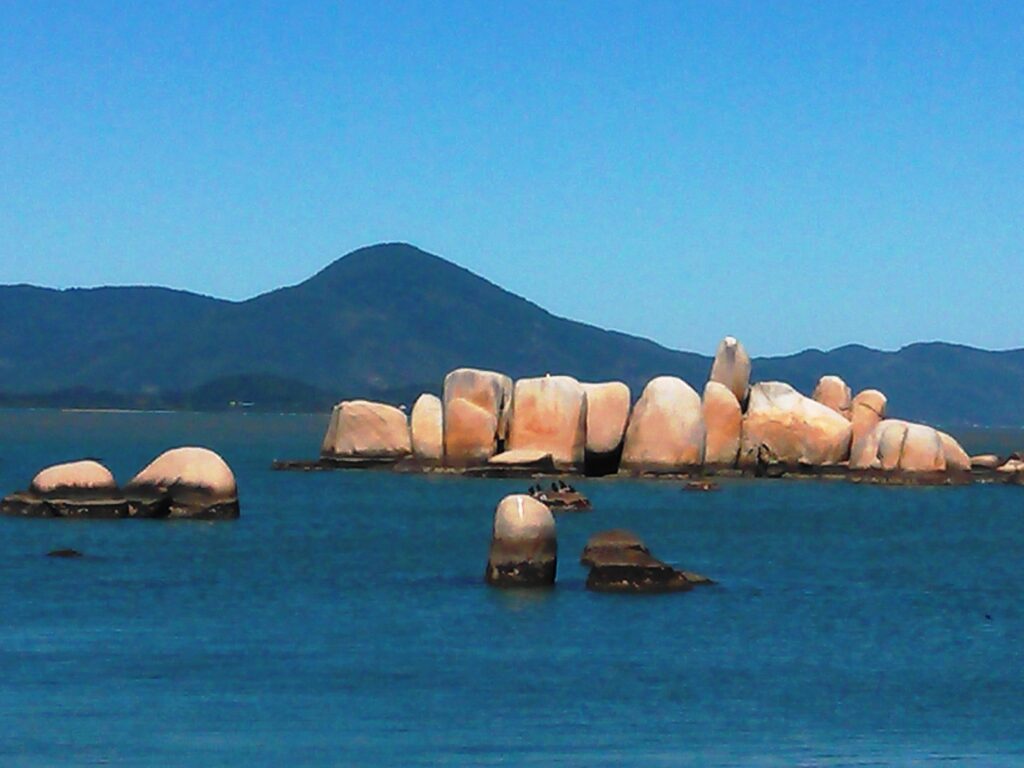 Bruxas de Itaguaçu - Conjunto de pedras na praia de Itaguaçu.