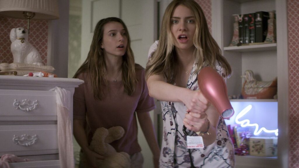 Blair e Starling treinam no quarto para suas próximas perseguições. Blair segura um bichinho de pelúcia, enquanto Starling está armada com um secador de cabelo.