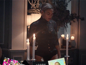 Beyoncé empurra para fora da mesa uma colagem de álbuns de artistas pop.