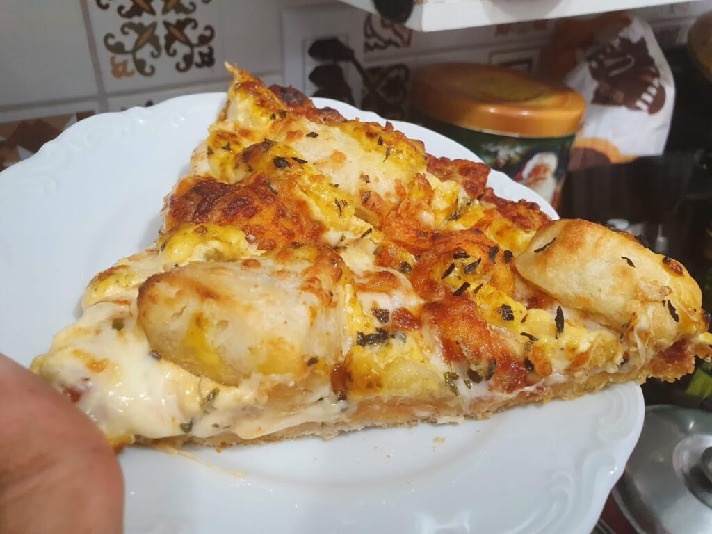 Foto de um prato com a pizza de pão de alho