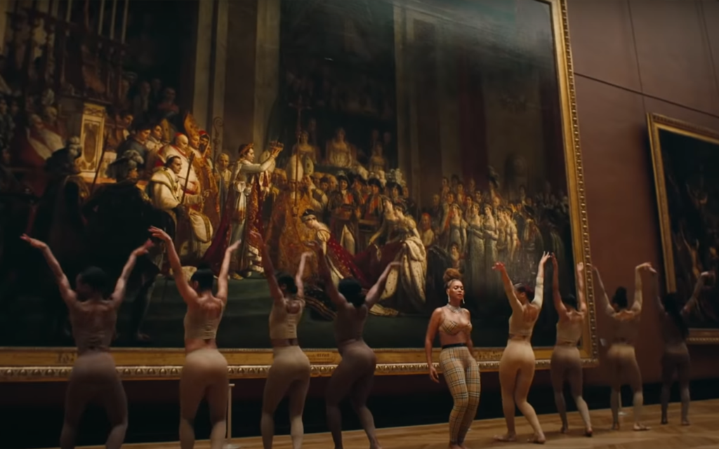 Beyoncé e suas dançarinas executando coreografia em frente à pintura "A Coroação de Napoelão", no Museu do Louvre.