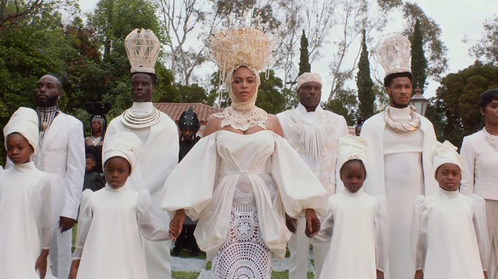 Beyoncé está alinhada com outras pessoas negras formando um tabuleiro de xadrez. Beyoncé é a Rainha branca, ao seu lado esquerdo o Bispo branco e a Torre Branco, à sua direita o Rei e Branco e outro Bispo. Crianças à sua frente formam uma fileira de Peões Brancos.