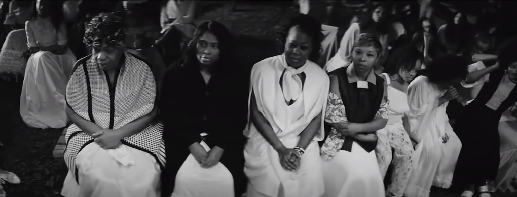 Na foto estão Gwen Carr, Wanda Johnson, Sybrina Fulton e Lesley McFadden, mães de jovens negros mortos vítimas da violência policial contra negros nos Estados Unidos. Imagem em preto e branco.