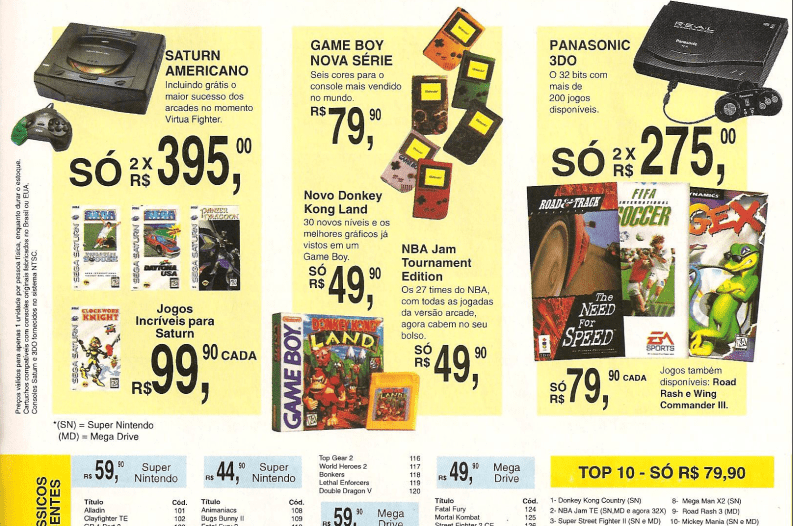 Recorte com propagandas de videogames e seus preços em 3 colunas, constando:
Na primeira coluna um Sega Saturn (por 395 reais) e seus jogos (por 99,90 cada);
Na segunda coluna Gameboys colors (por 79,00) e jogos (49,90);
E na terceira coluna um Panasonic 3DO (por 550 reais