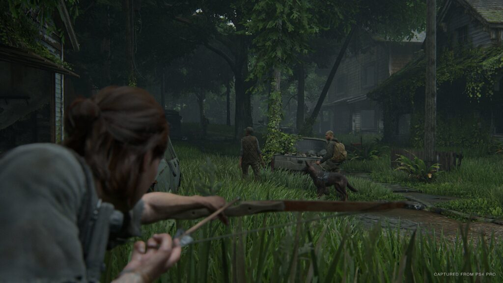 Ellie mirando furtivamente seu arco em um dos seus inimigos numa vi