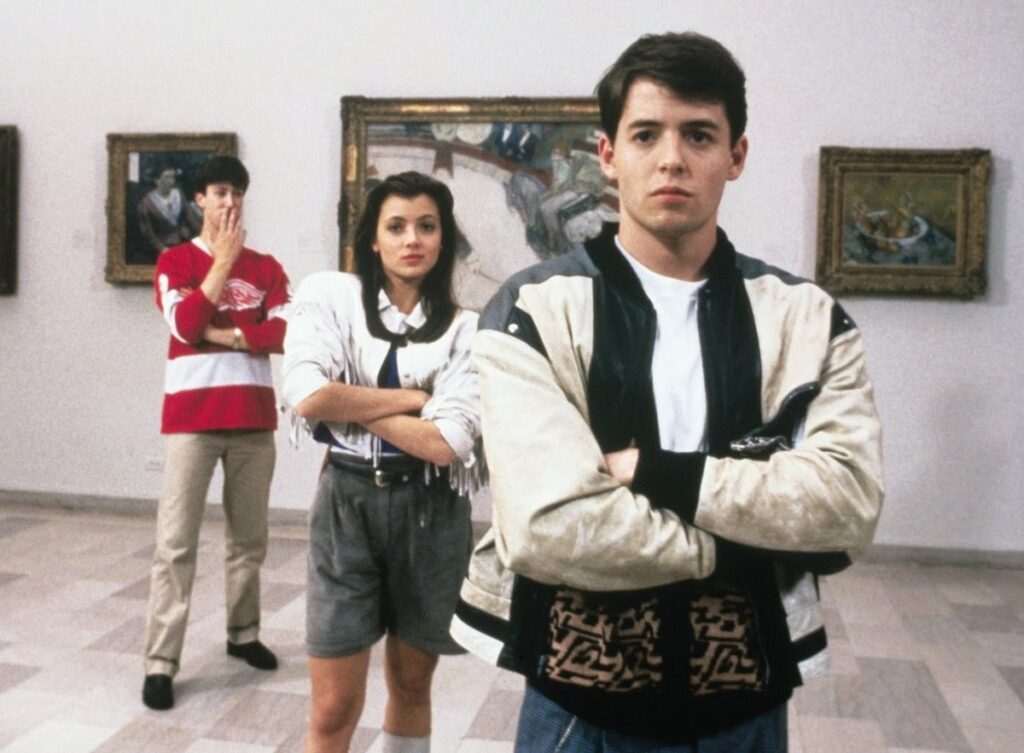 Cena do filme |Curtindo a Vida Adoidado, onde os três personagens principais estão em uma galeria de arte, rodeado por pinturas e posam em diferentes planos