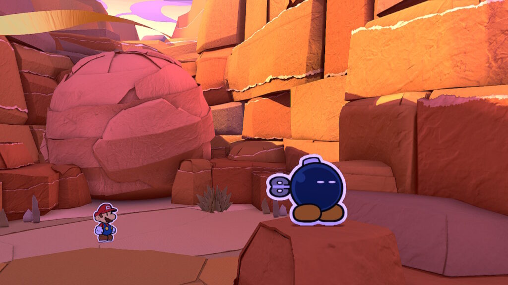 Cena do jogo em que o Bob-omb aperta os olhos pensativo em primeiro plano, e Mario está ao fundo aguardando e atrás deles uma Pedra enorme interrompe o caminho deles