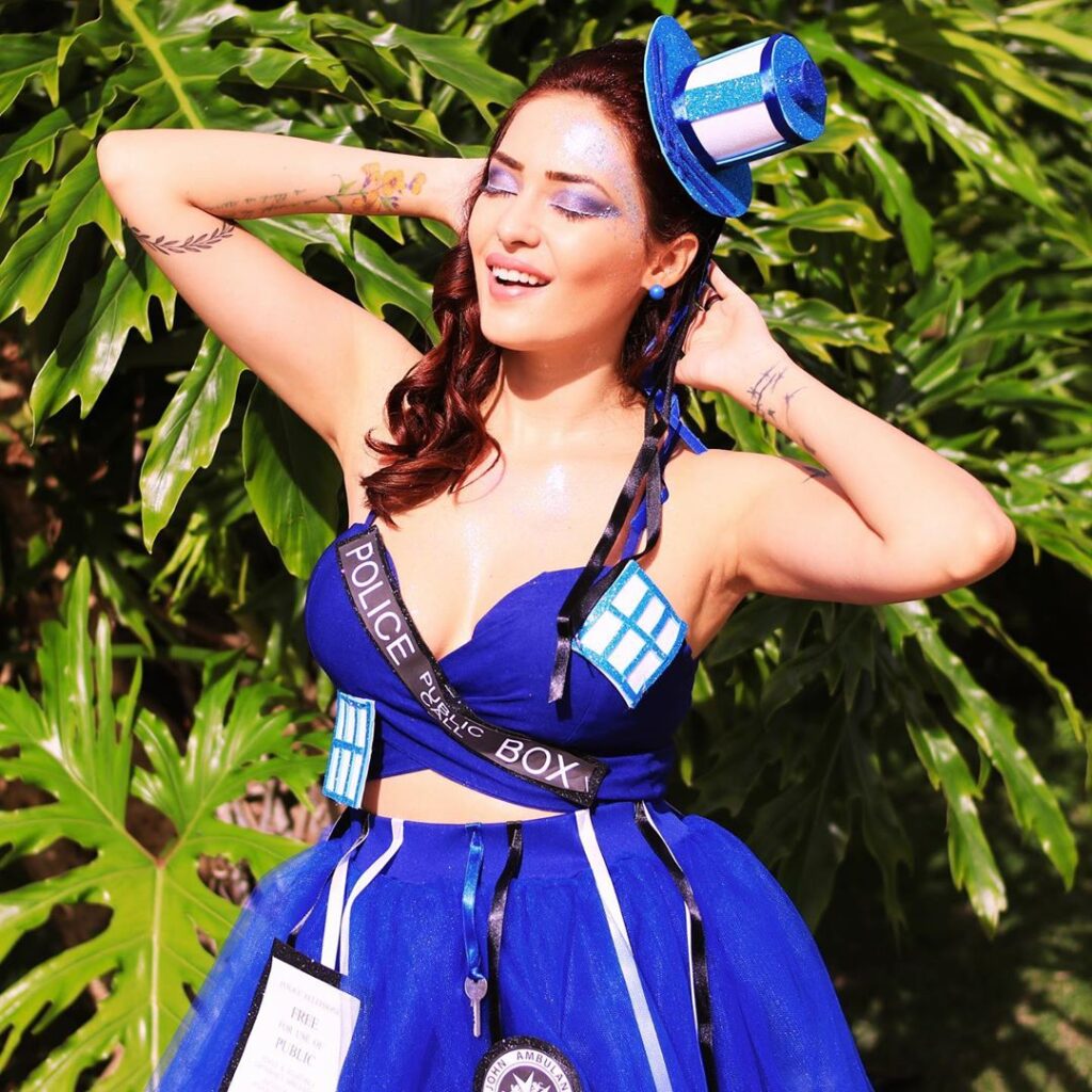 Sabrina Fernandes usando fantasia de carnaval, onde ela se veste de TARDIS