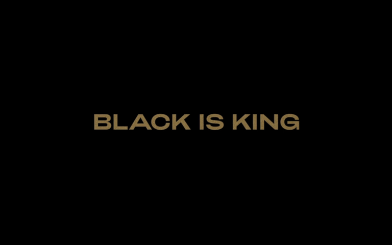 Imagem em preto com o nome do filme e álbum visual escrito em letras garrafais na cor dourada
