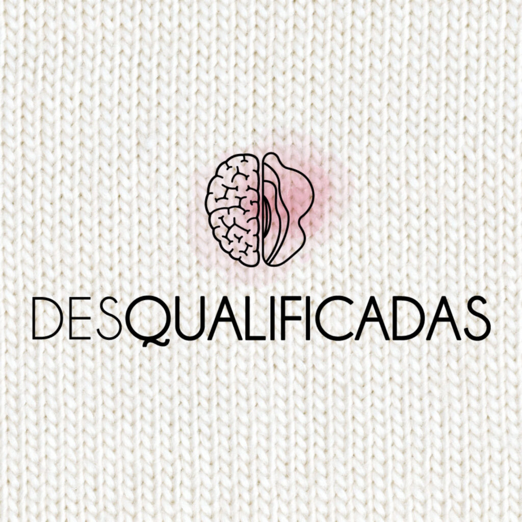 Arte da capa é um desenho de uma imagem que de um lado é um cérebro e do outro são os labios da vagina, sombreada por um borrão avermelhado e o nome desqualificadas em baixo, num fundo branco que lembra uma manta de tricô.