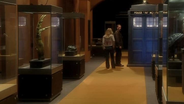 O Doctor e Rose Tyler estão em um corredor do museu subterrâneo próximos a Tardis
