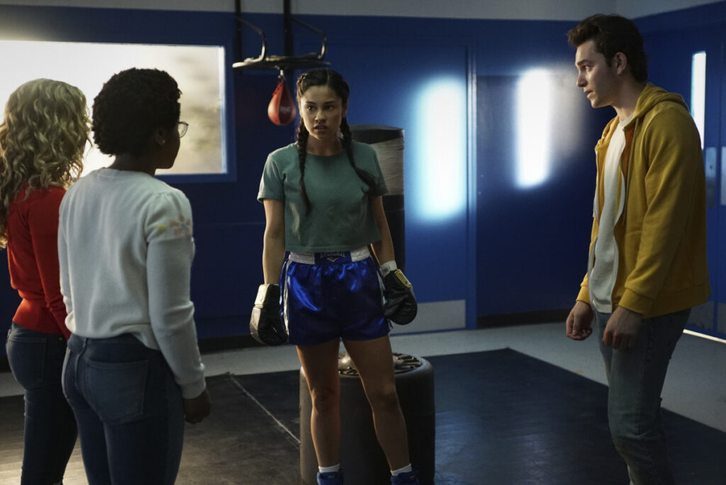 Courtney, Yolanda, Beth e Rick estão reunidoso na sala de ginástica