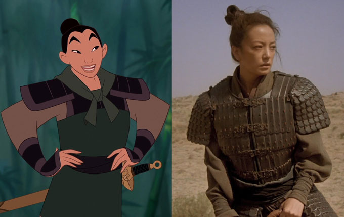 Imagem comparando a Mulan do desenho animado, para a versão com atores. Na esquerda vemos Mulan usando sua armadura, com manoplas, espada na cinta, omobreiras e um lenço no pescoço. Na direita, Zhao Wei usando a armadura de couro e roupa de algodão grosso por baixo. Ambas usam coque no cabelo