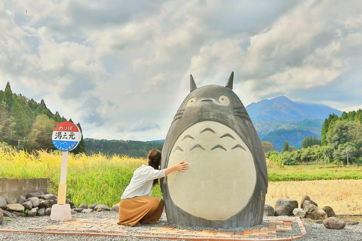 Notícias de Sofá 006 – Carrefour, estátua de Totoro, e ladrão vegetal