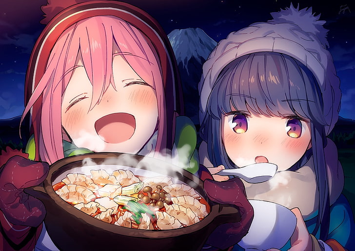 Nadeshiko e Rin dividem um prato de comida enquanto acampam.