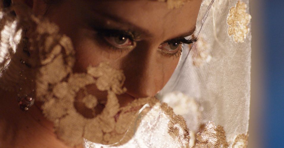 uma foto da Maria Fernanda Cândido, no papel da Capitu adulta, seu olhar representa as descrições "Ressaca, cigana, obliqua e dissimulada". Também da versão televisiva do romance Dom Casmurro.
