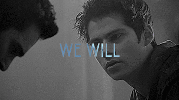 Stiles e Derek conversam no vestiário da escola, no sonho do Derek. Gif em preto e branco com letras azuis.